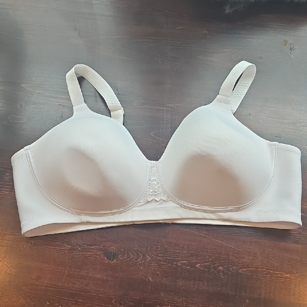 Vanity Fair White Bra with Molded Cups and Seamless Design
